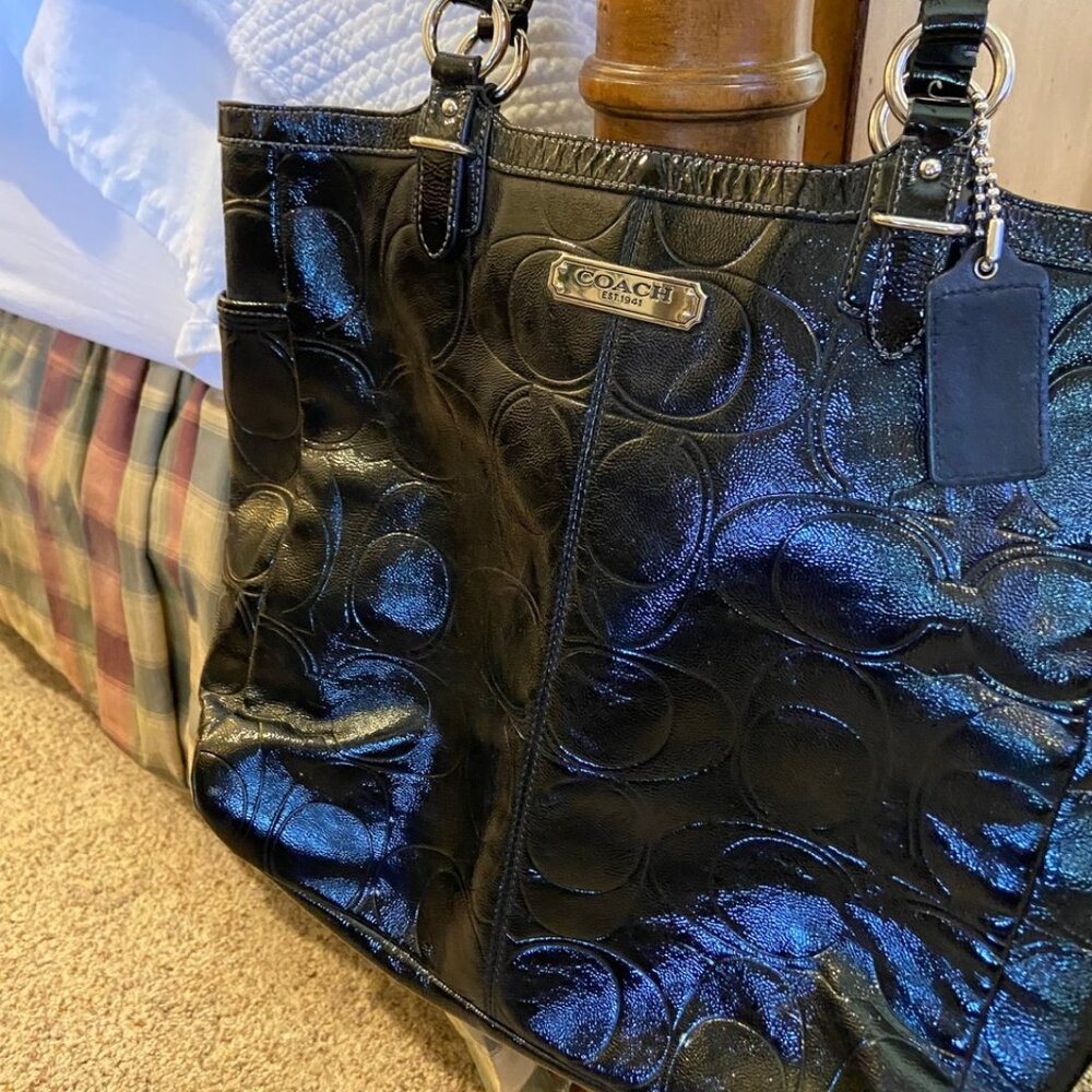 EUC Coach patent leather logo shoulder bag